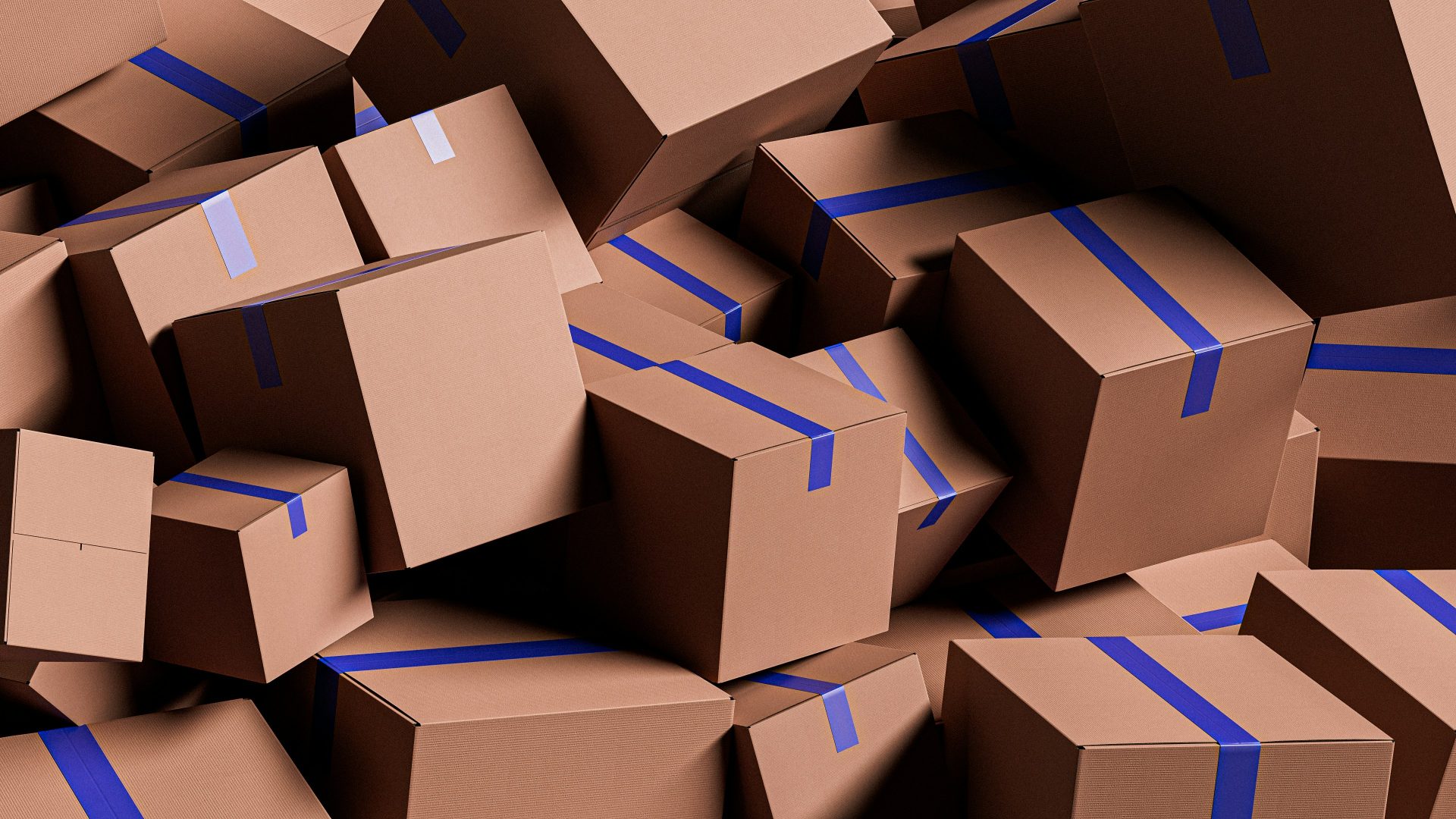 Una gran pila de cajas de cartón marrón con cinta adhesiva azul.